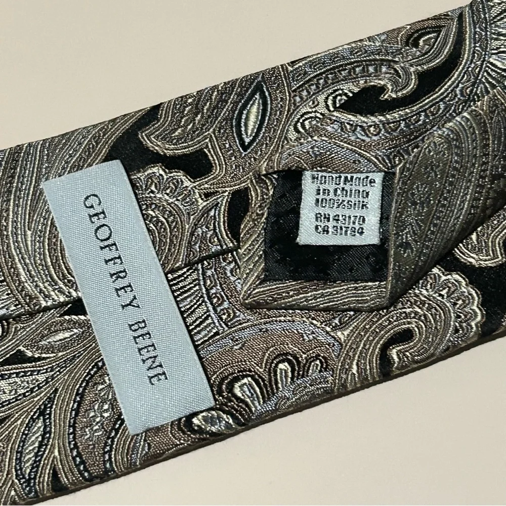 Geoffrey Beene 100% Silk Black and Silver Paisley 61” Tie